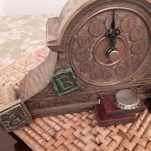 RAFTERVILLE Mayor Von Burin's Mantel Clock NIB - Picture 3 of 7